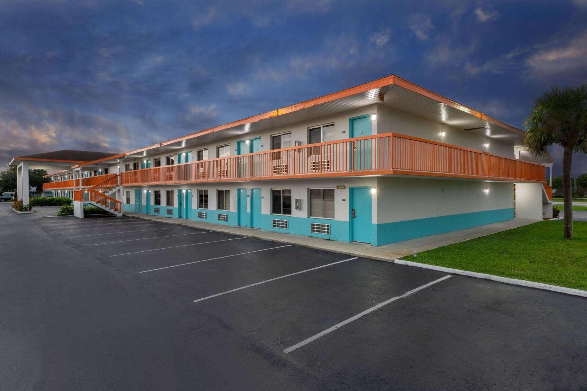 Howard Johnson By Wyndham Vero Beach/I-95 Экстерьер фото